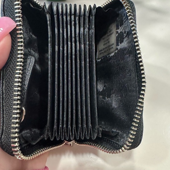 Karl Lagerfeld Black Wallet with Stylized Face Design and Zip Closure - Picture 3 of 5